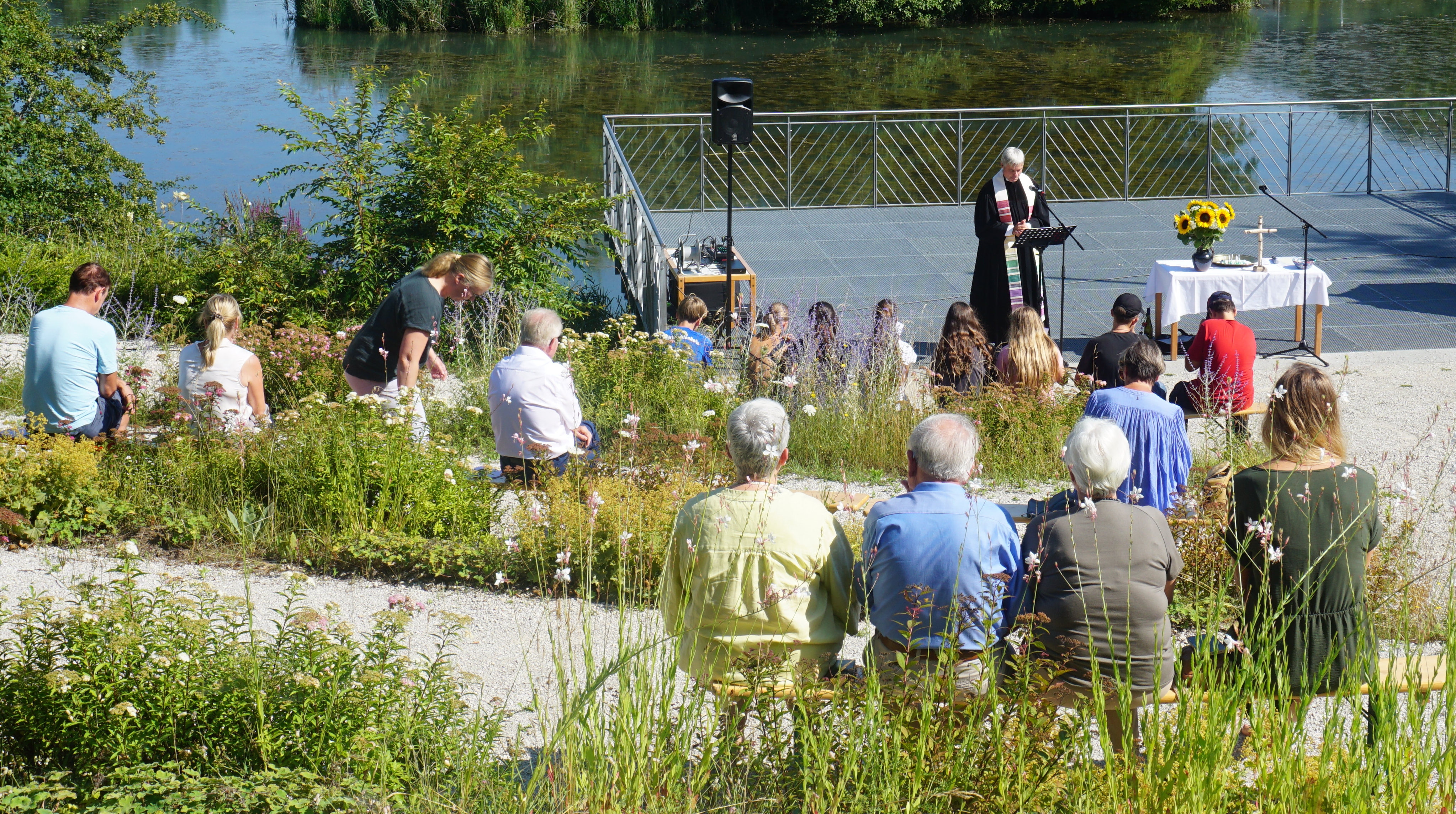 Konfirmanden am Tisch