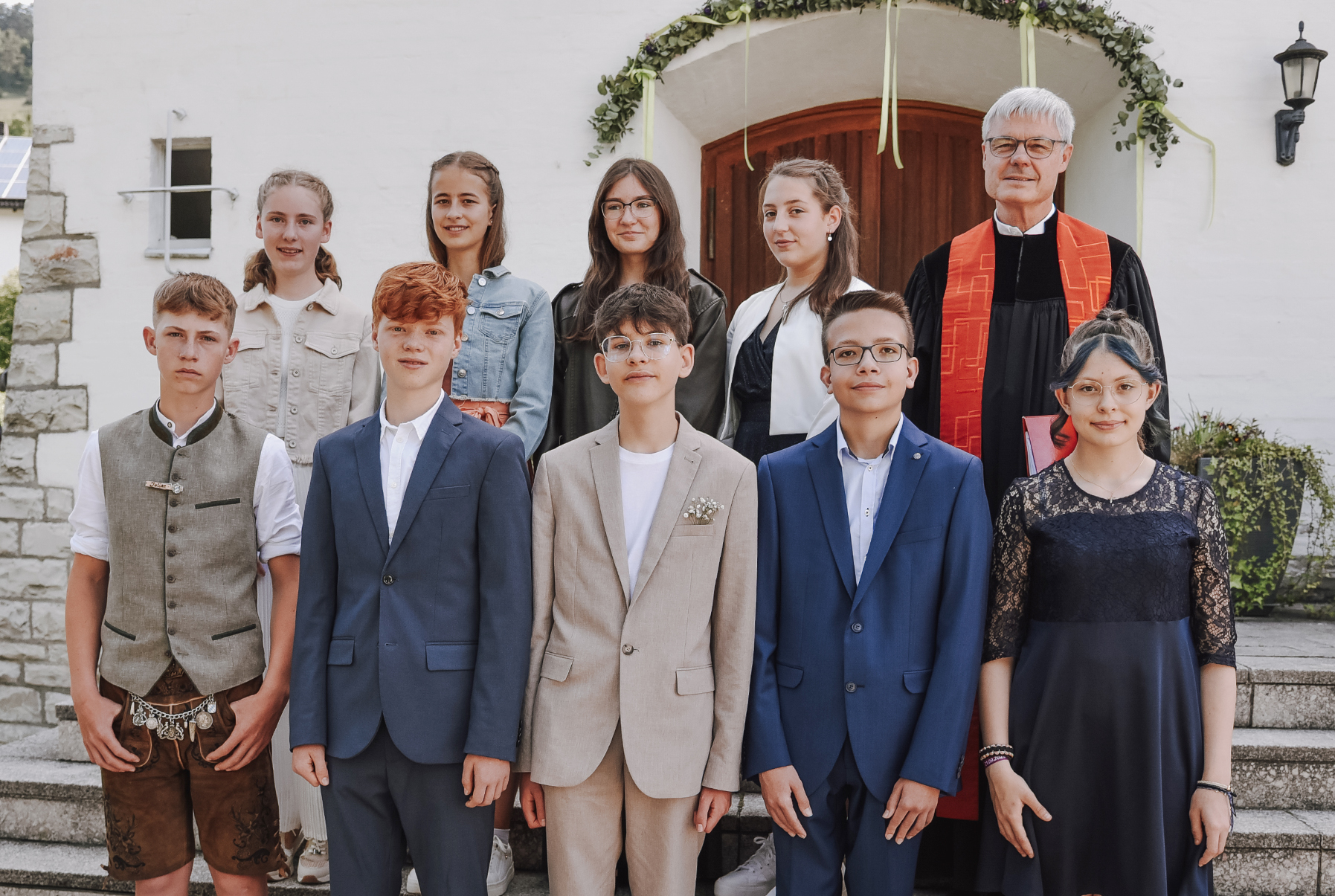 Konfirmanden auf der Treppe zur Christuskirche