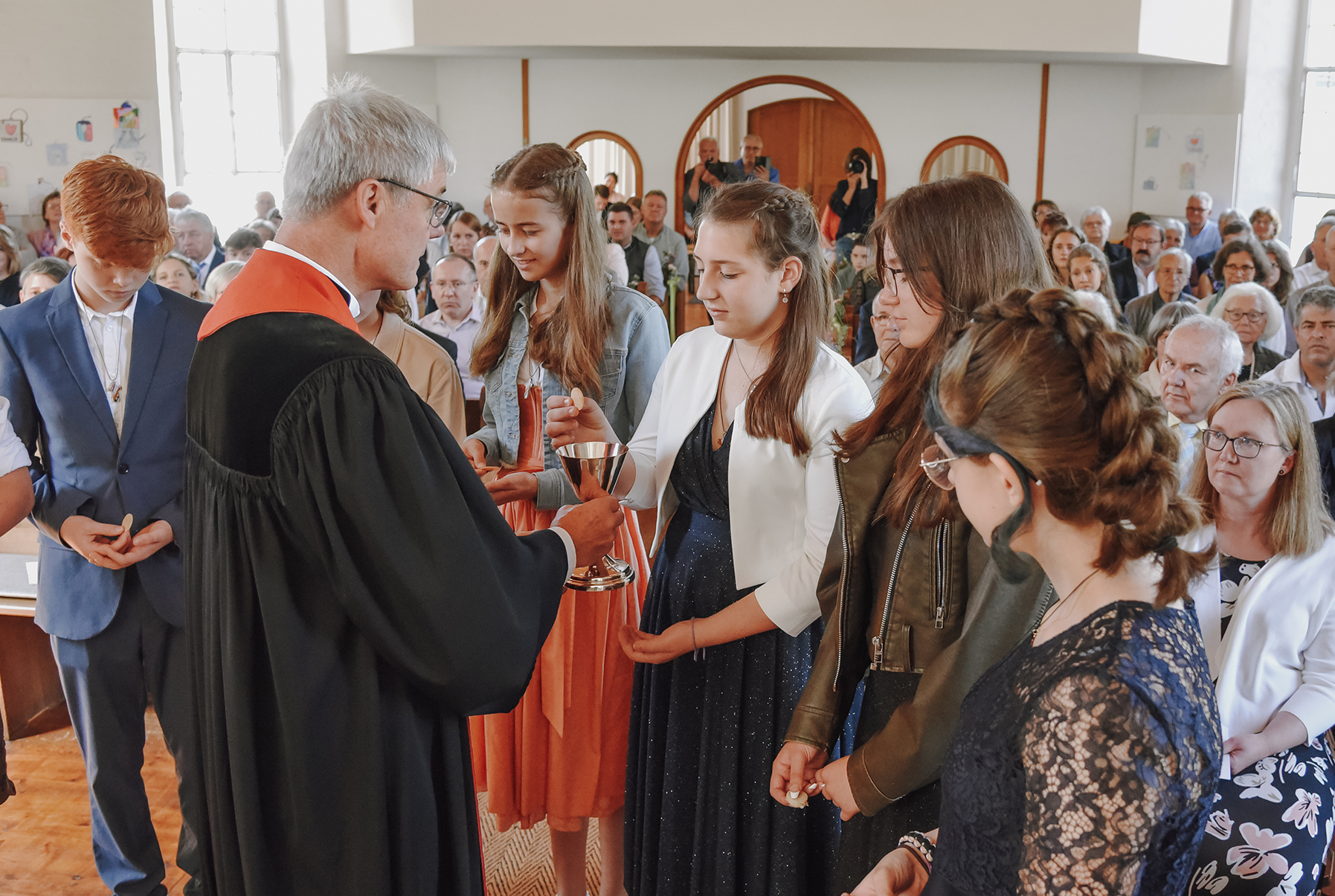 Konfirmanden beim Abendmahl.