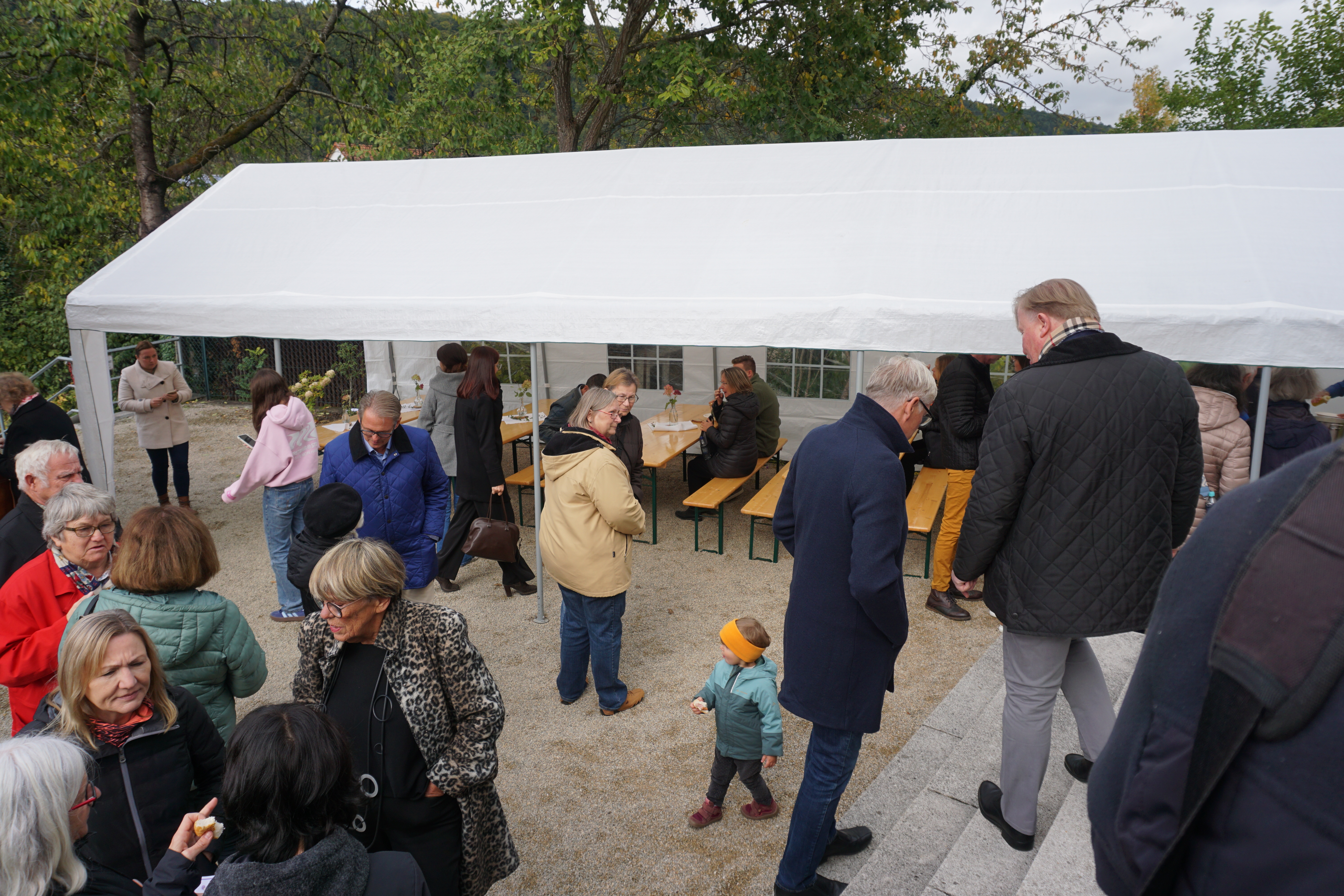Zelt am Kirchenvorplatz