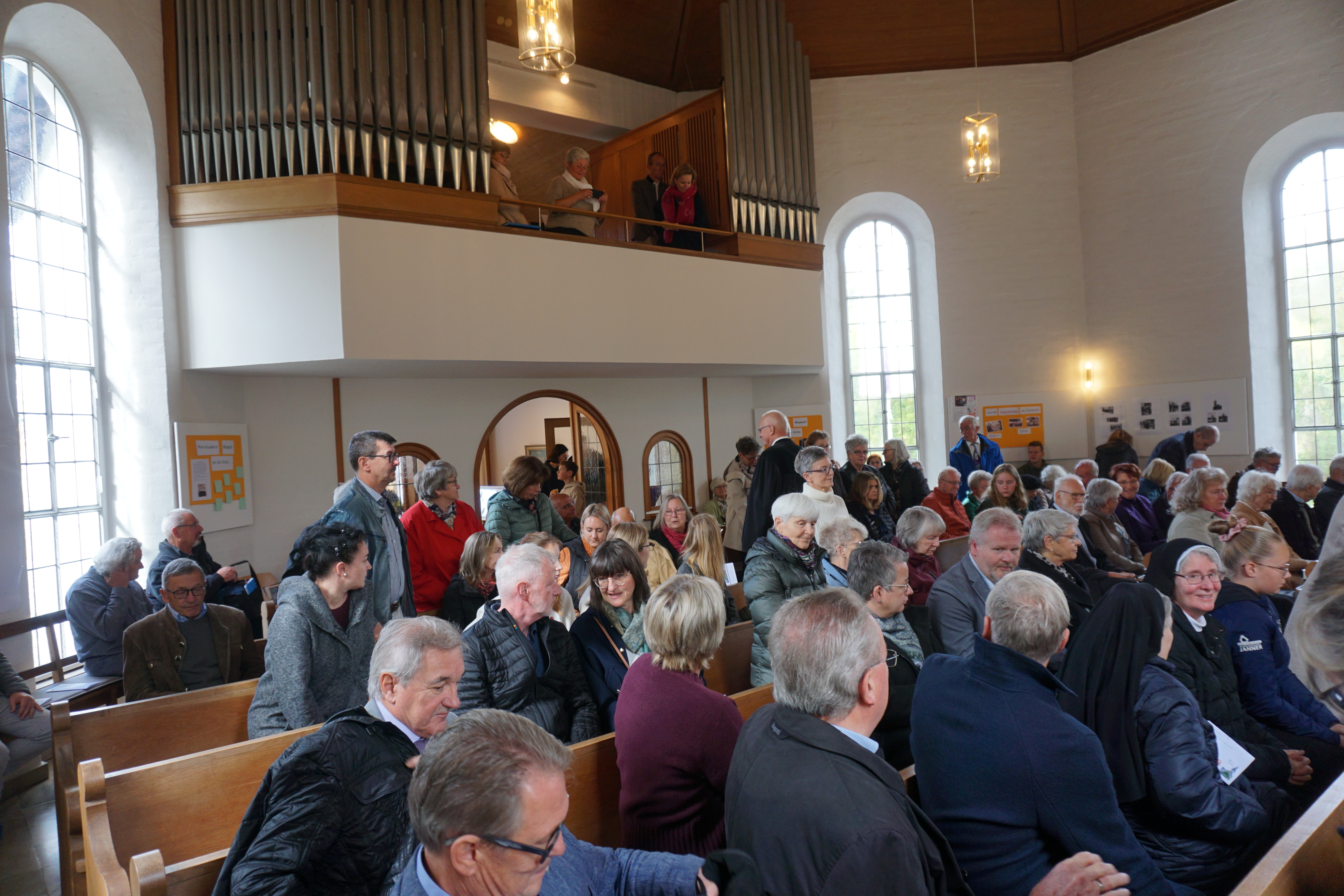 Die Chrisuskirche am Ende des Gottesdienstes