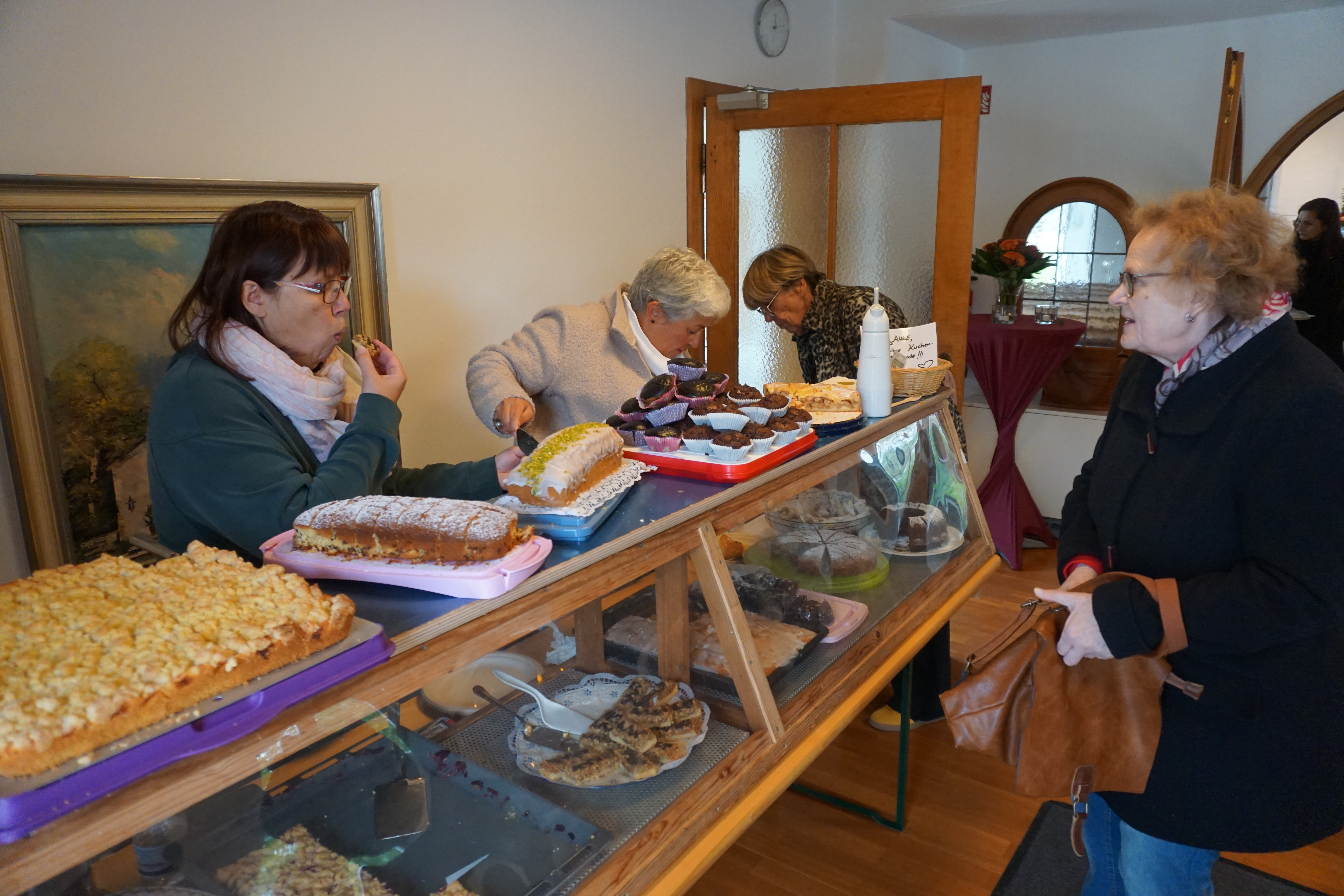 Kuchenbuffet im Gemeinderaum