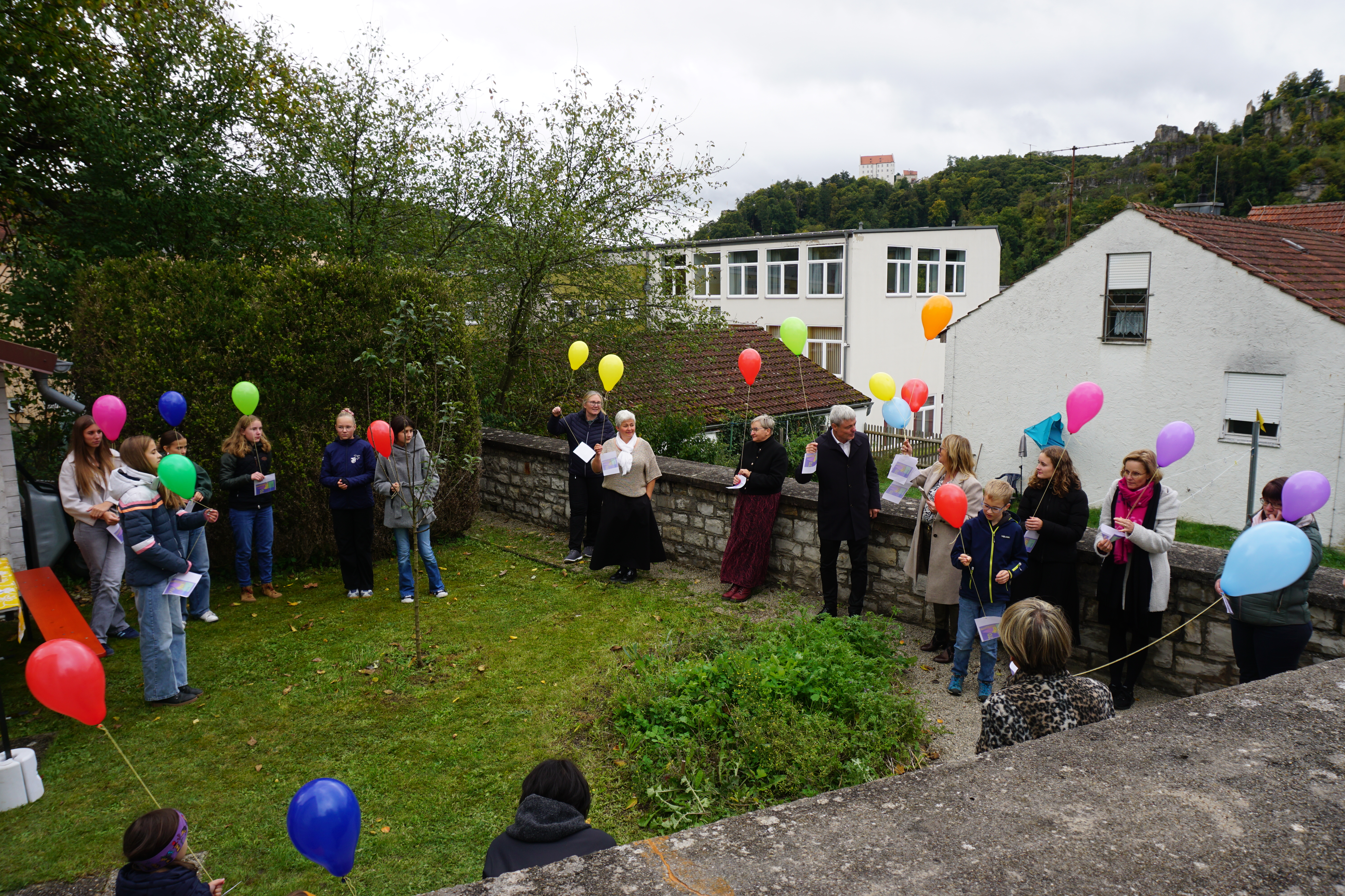Luftballon-Start vor der Kirche